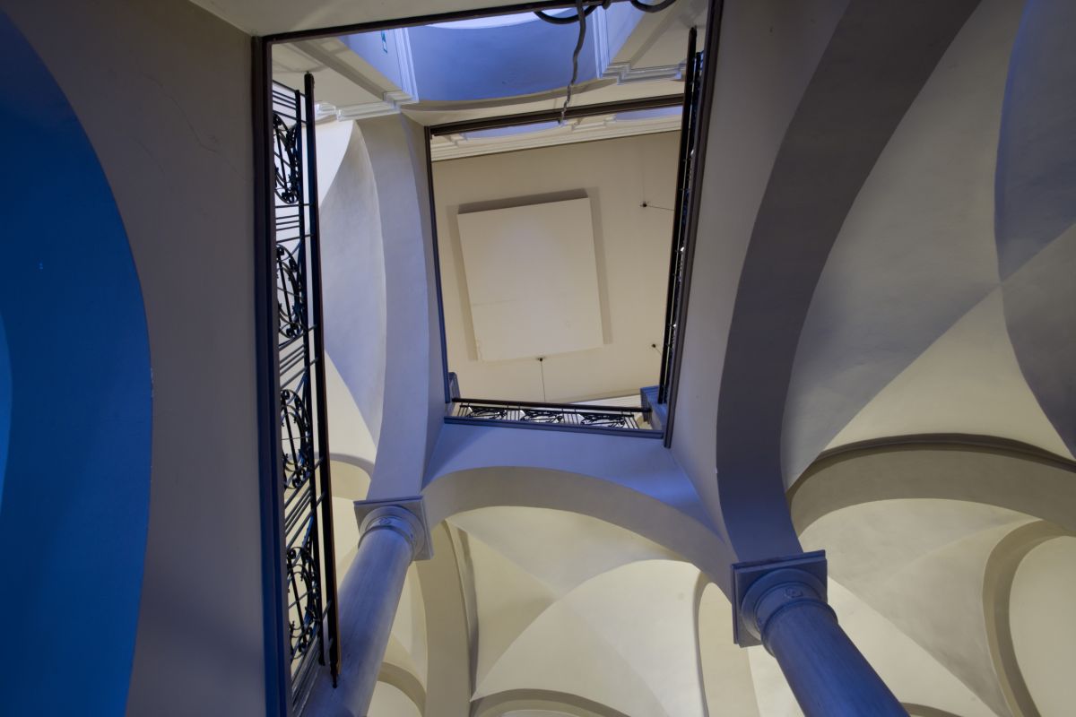 Raumansichten in der ehemaligen Zoologie Treppenhaus im Bereich des Haupteingangs