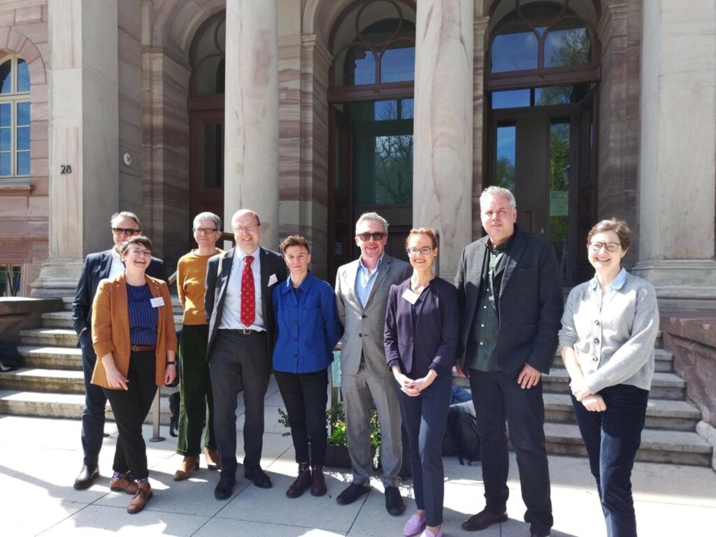Das Foto zeigt Mitglieder des externen Beirats des Forum Wissen vor der Hauptfassade des Wissensmuseums der Universität Göttingen.