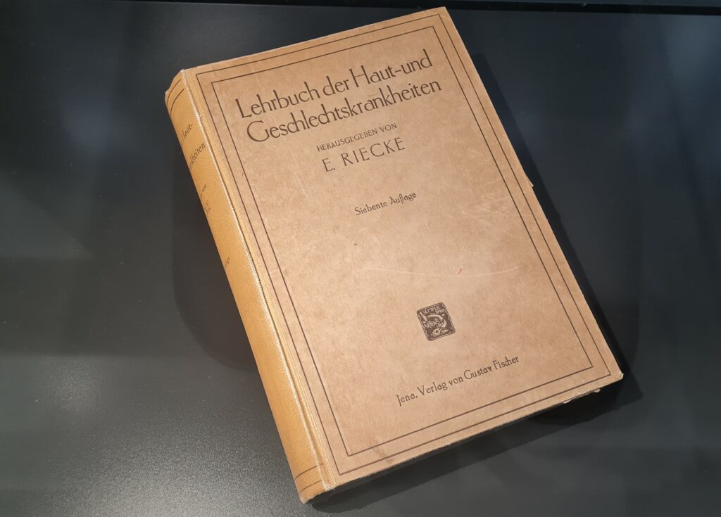 Lehrbuch der Haut- und Geschlechtskrankehiten von E. Riecke. 