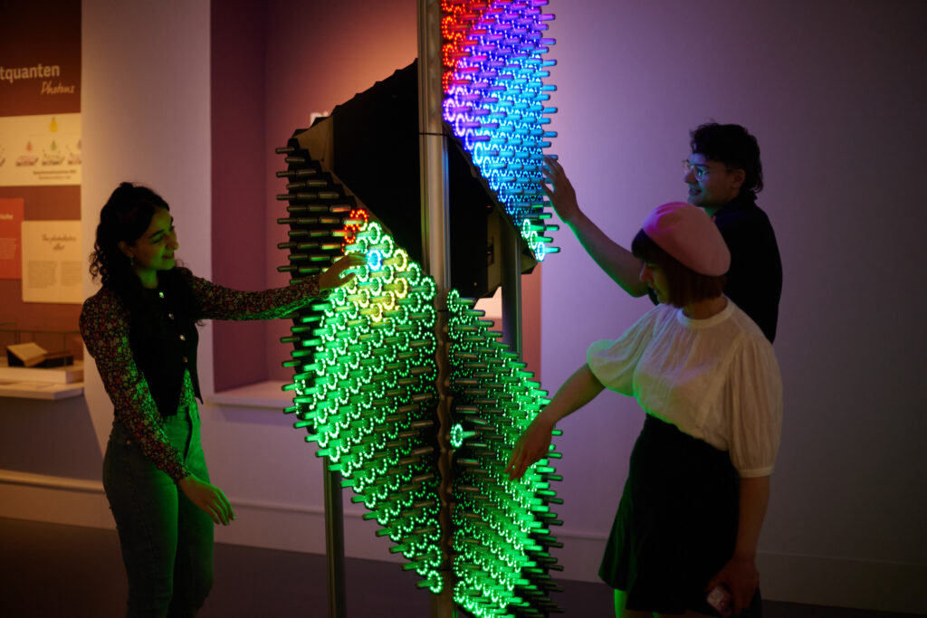 Quantum-Spire: ein bunt leuchtendes Quantenkunstwerk von Robin Baumgarten