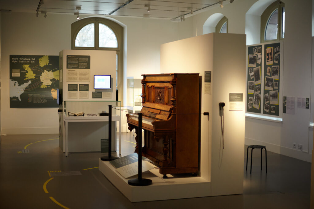 Blick in die Quantenausstellung mit Klavier