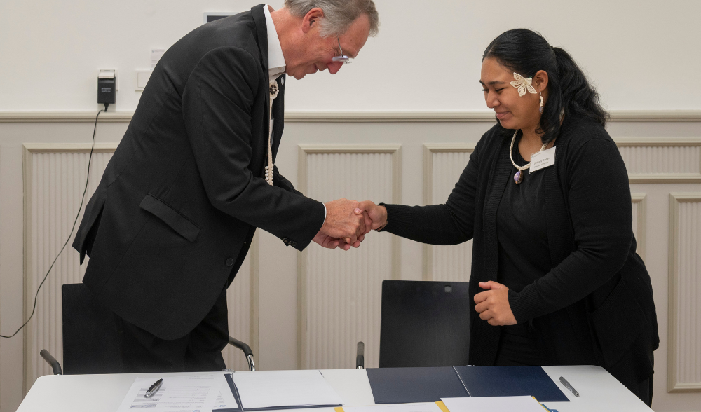 Uni-Präsident Schölmerich verneigt sich nach der Unterzeichnung des Rückgabevertrags vor Bethany Barker von den Marshallinseln