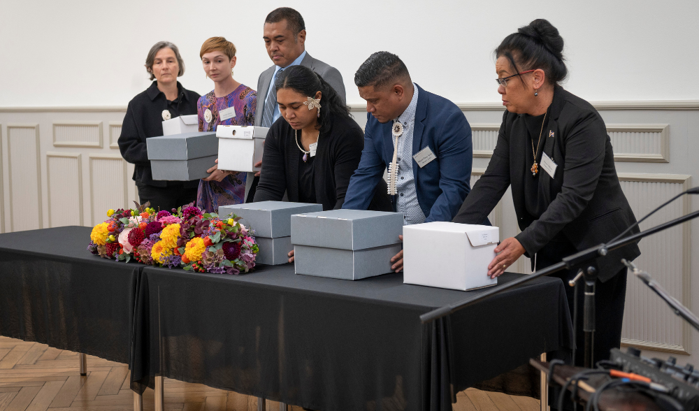 Boxen mit Human Remains von den Marshallinseln werden auf einem festlich geschmückten Tisch abgestellt