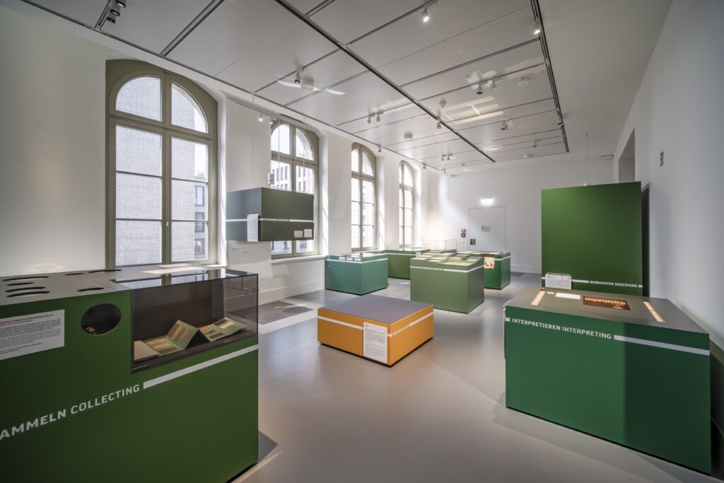 Das Foto zeigt einen Blick in den Raum 'Feld' im Forum Wissen