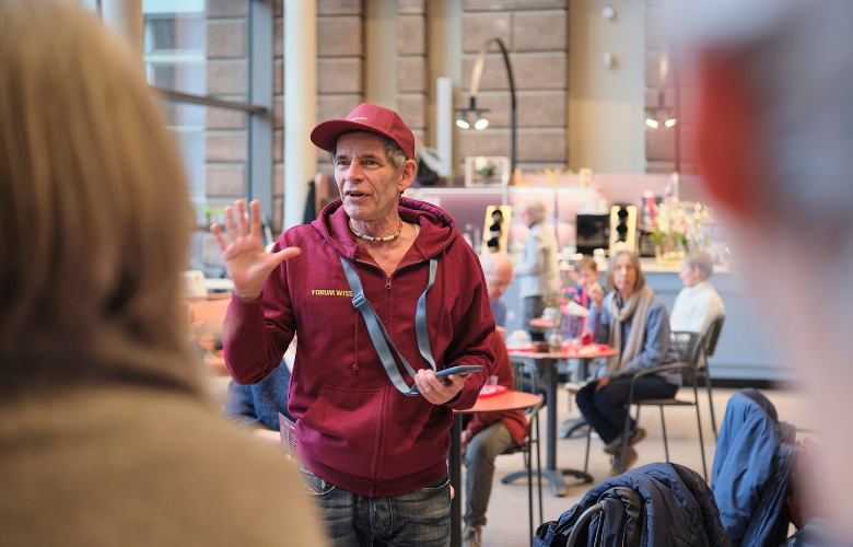 Götz Lautenbach bei der ersten Station des Rundgangs