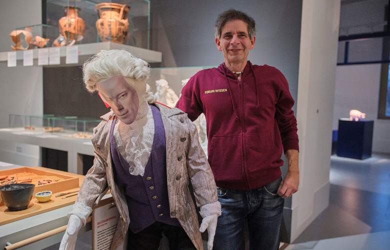 Götz Lautenbach steht neben einer lebensgroßen Figur von Georg Christoph Lichtenberg