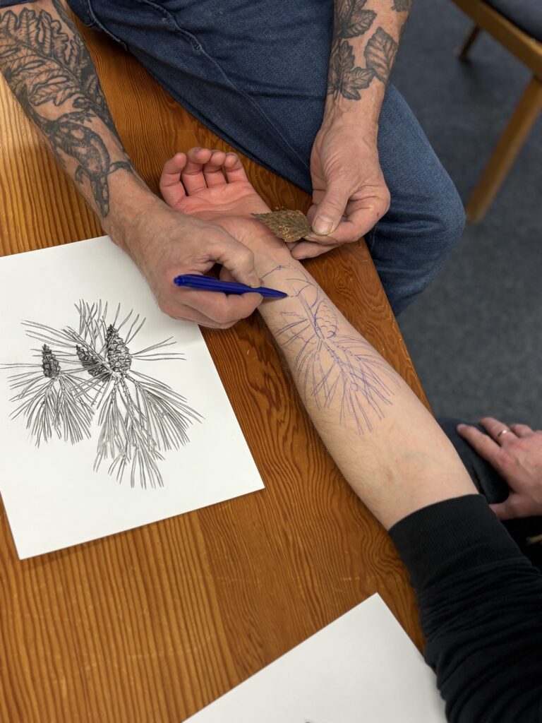 das Motiv wird direkt auf dem Arm vorgezeichnet