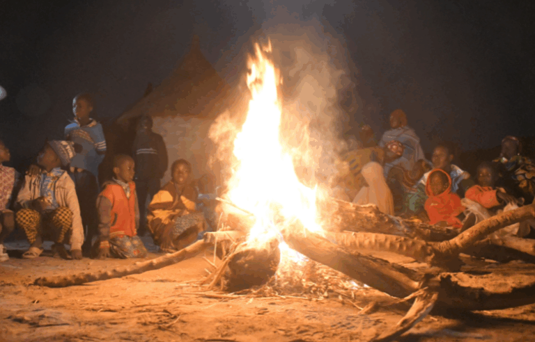 Kinder bei abendlicher Erzährunde_Burkina Faso