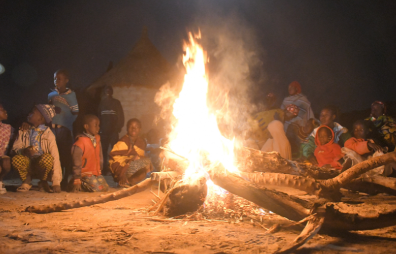 Kinder bei abendlicher Erzährunde_Burkina Faso