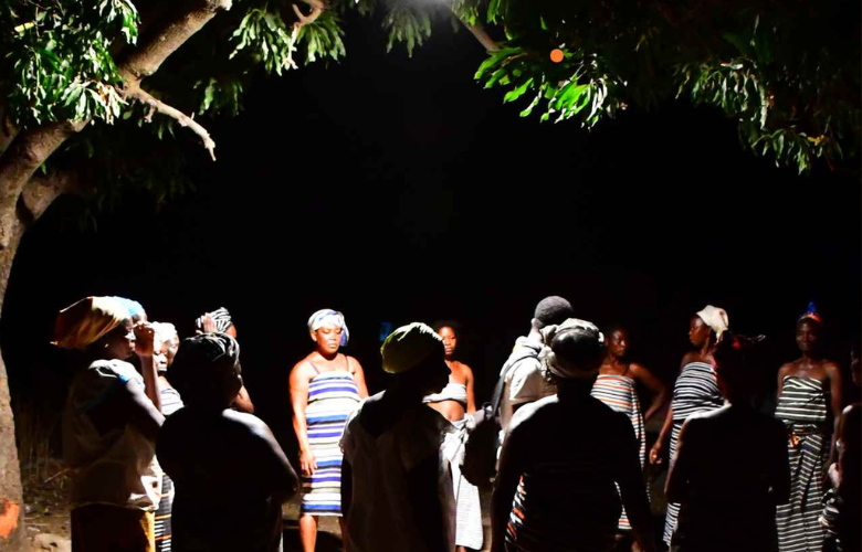 Performance unter einem Baobab