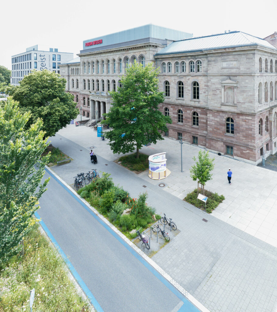 Luftaufnahme, die das Wissensmuseum zeigt und den Vorplatz des Museums abbildet