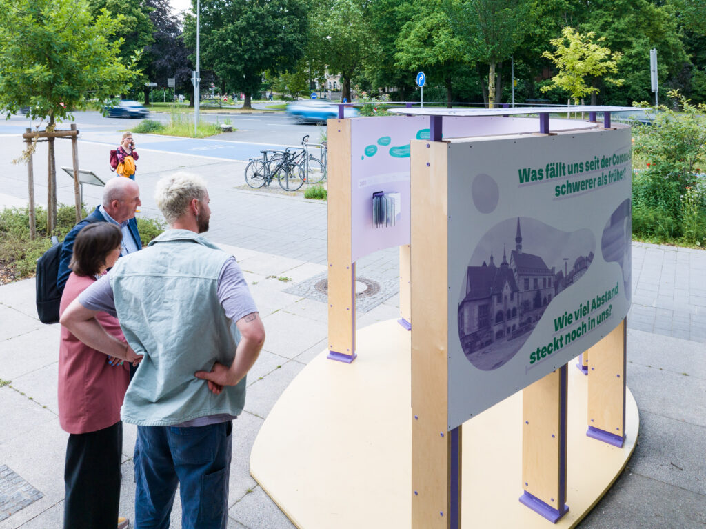 Besuchende betrachten die neue Außeninstallation vor dem Wissensmuseum
