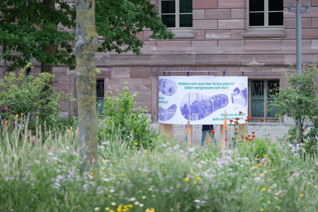 Blick auf die neue Außeninstallation vor dem Forum Wissen