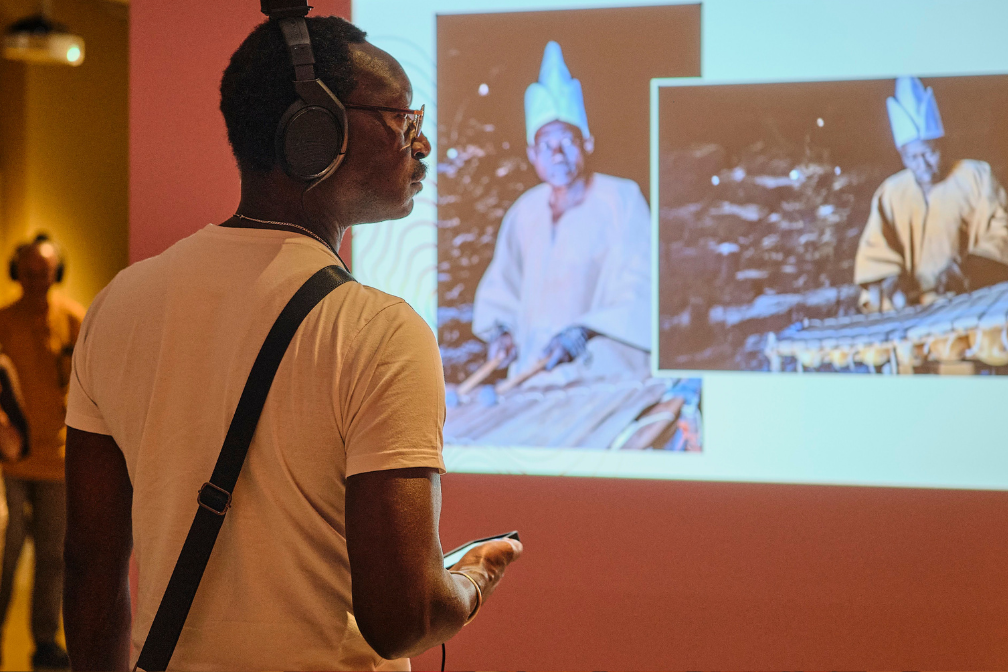 Besucher mit Kopfhörer in der Sonderausstellung Hört, hört