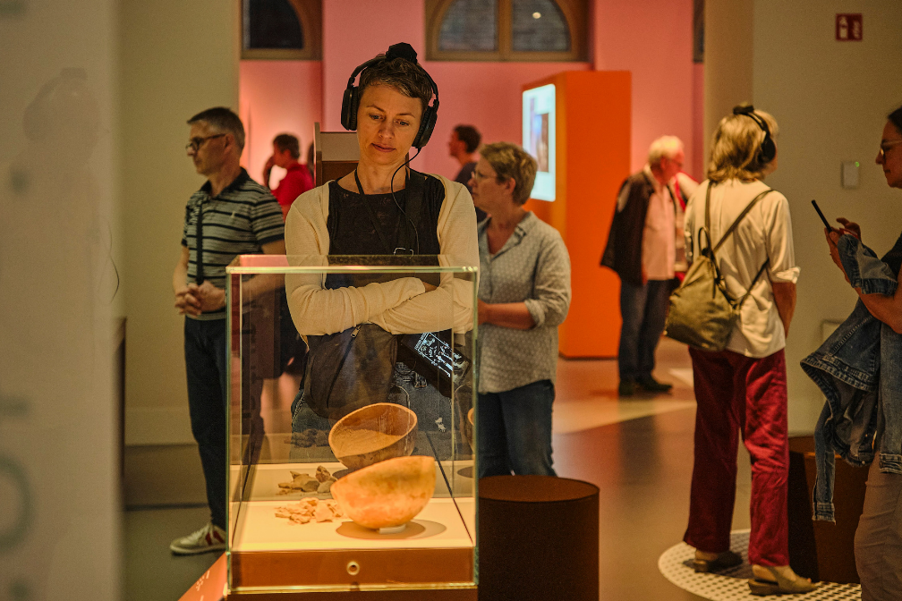 Besucherinnen in der Ausstellung Hört, hört! im Forum Wissen - im Vordergrund eine Kalebasse
