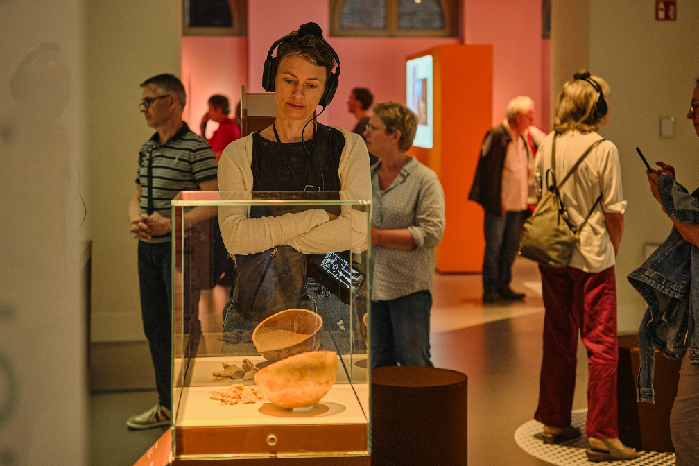 Kaolin und Kalebasse in der Sonderausstellung Hört, hört im Forum Wissen