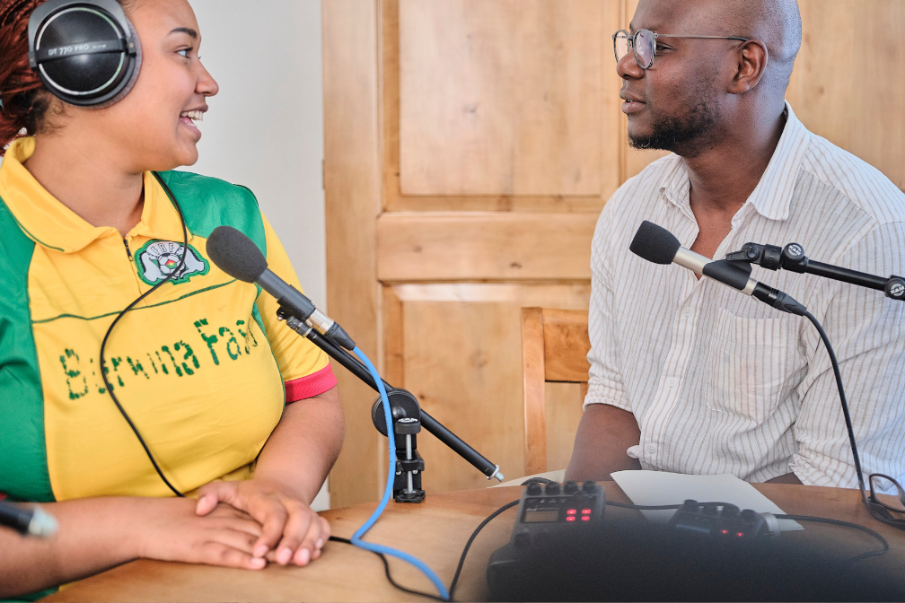 Nebou N'Diaye und Amadou Sanou bei der Tonaufnahme für die Audiospur der Sonderausstellung Hört, Hört! im Forum Wissen