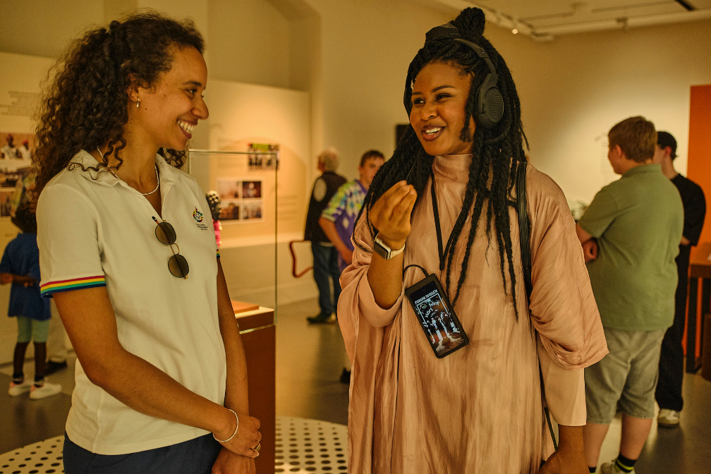 Onyeka Oshionwu und Ruby Edet im Gespräch über die Sonderausstellung Hört, hört im Forum Wissen