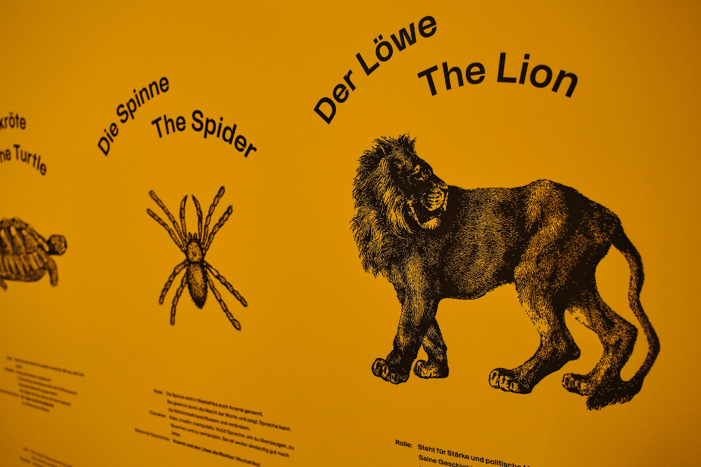Wandtext in der Sonderausstellung Hört, hört! zur Rolle von Tieren in westafrikanischen Geschichten
