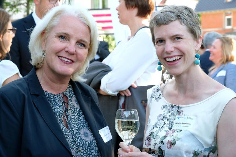 Katharina Kastendiek (rechts) mit Förderkreis-Mitglied und Forum Wissen-Unterstützerin Susanne Heller