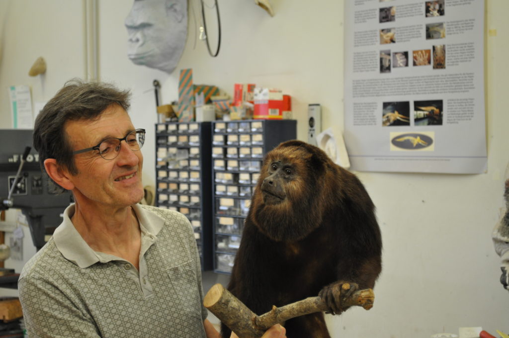 Dr. Gert Tröster in der Werkstatt der zoologischen Sammlung.