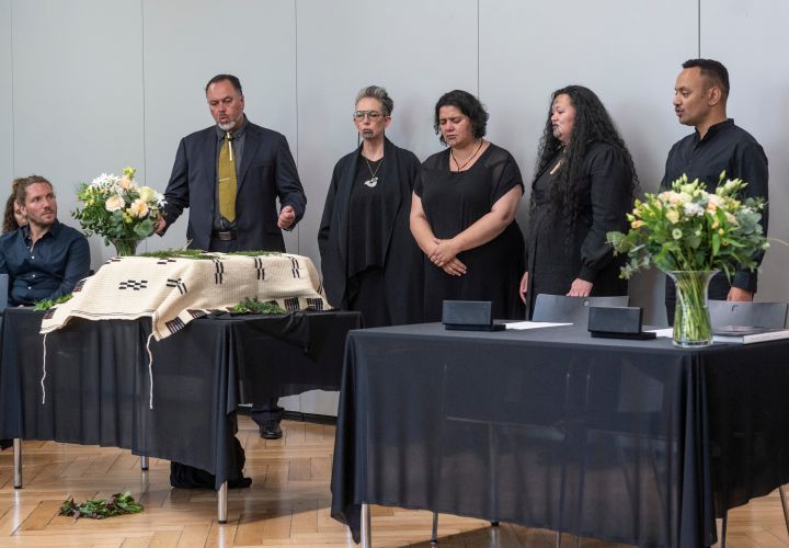 In einer feierlichen Zeremonie gibt die Universität Göttingen Human Remains aus den Göttinger Sammlungen an eine Delegation aus Aotearoa Neuseeland zurück. 