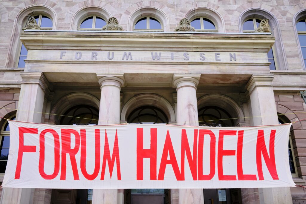 Aktivist*innen von Endfossil Göttingen kapern das Forum Wissen für ein Wochenende im April und zeigen ihre eigens konzipierte "Sonderausstellung" Forum Handeln