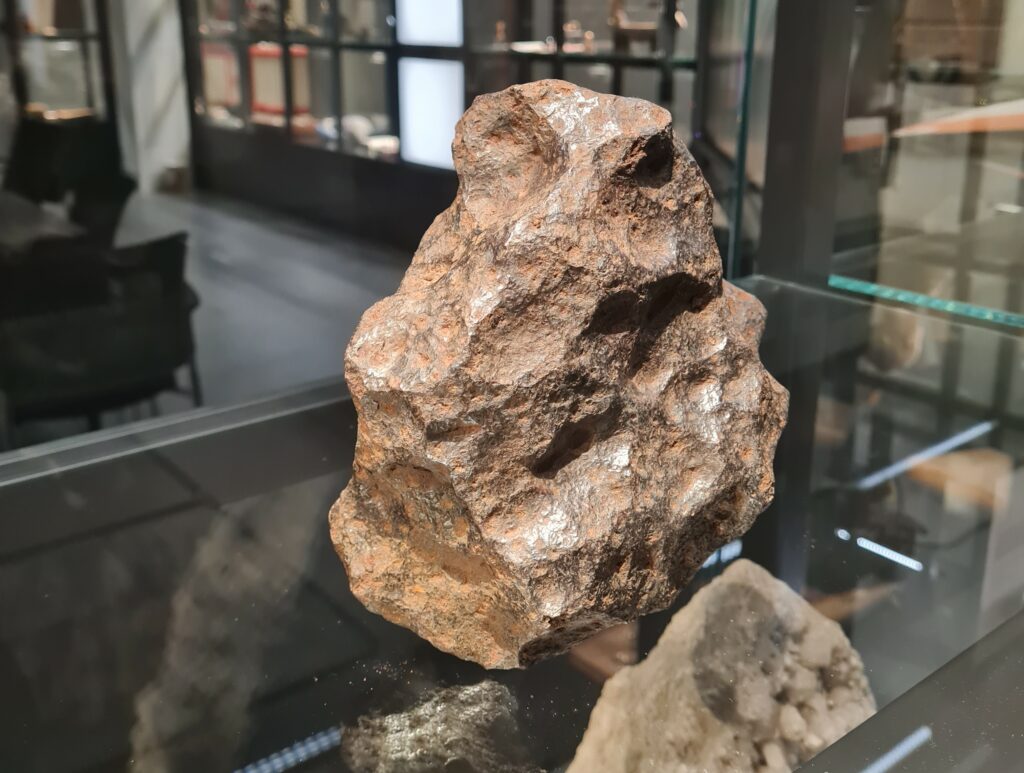 Der Campo del Cielo-Meteoirt besteht fast ausschließlich aus den Elementen Eisen und Nickel. Aus den Geowissenschaftlichen Sammlungen der Uni Göttingen. 